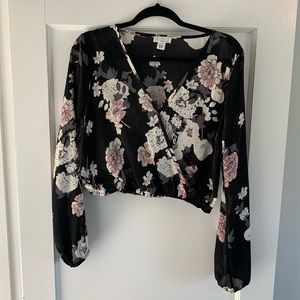 Long sleeve black/floral crop top